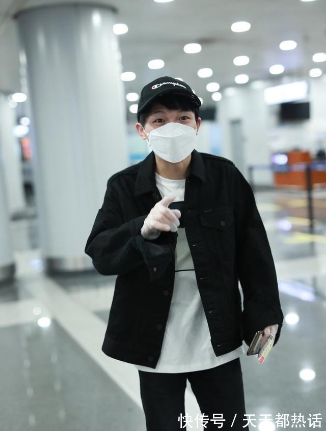 棒球帽|周深低调走机场，黑色夹克配牛仔裤潇洒有型，矮个男生就该这么穿！