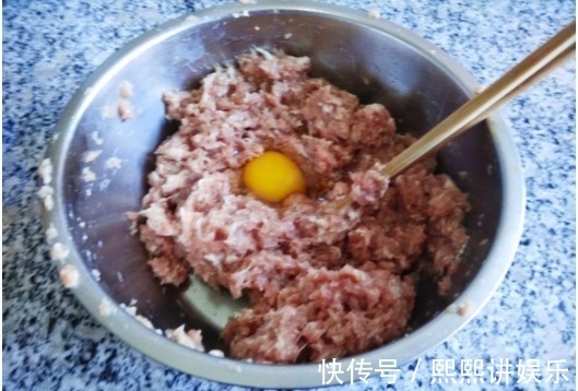 可口|50年大厨:不管炸什么丸子,多加这1“步”,丸子保证香脆可口