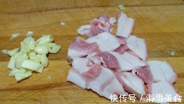 这菜我家隔两天就要炒一次,1颗菜炒2盘,叶子用手撕,加肉更香