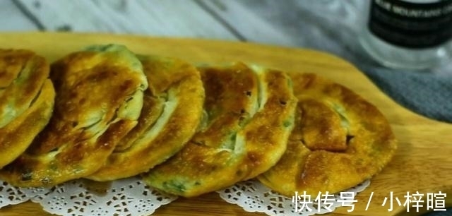 清香|葱油饼这做法火了,不揉面不烫面,清香酥脆,放上3天也不会硬