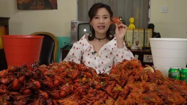 密子君吃90斤“龙虾”，中途被店老板揭穿，网友吃不起别装