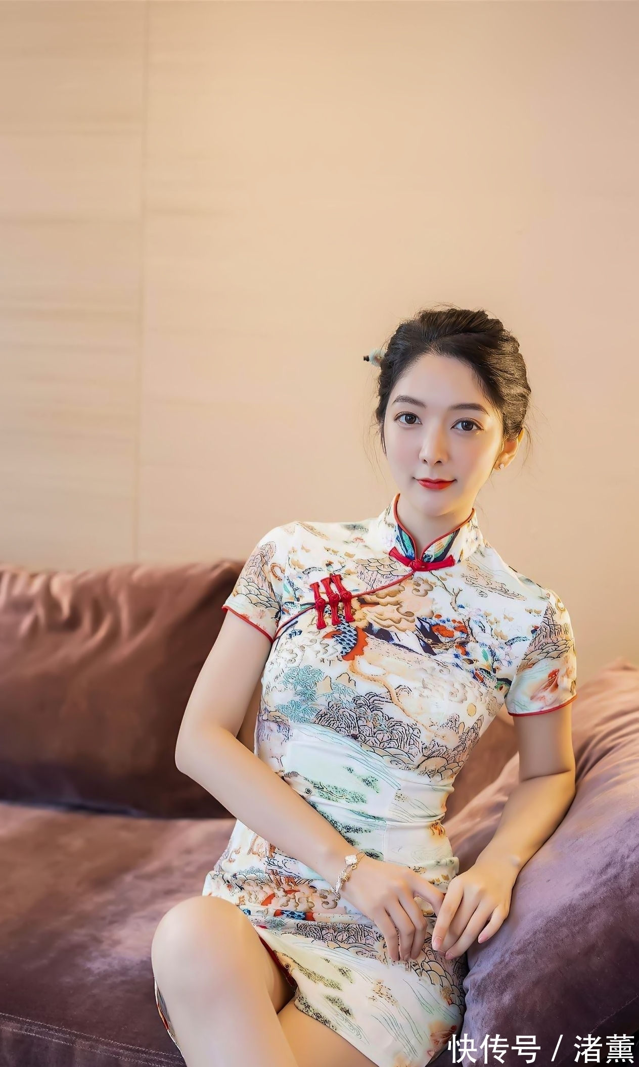 穿搭 美女穿搭，旗袍搭肉丝黑色镂空高跟鞋，玉腿修长浑圆，显东方神韵