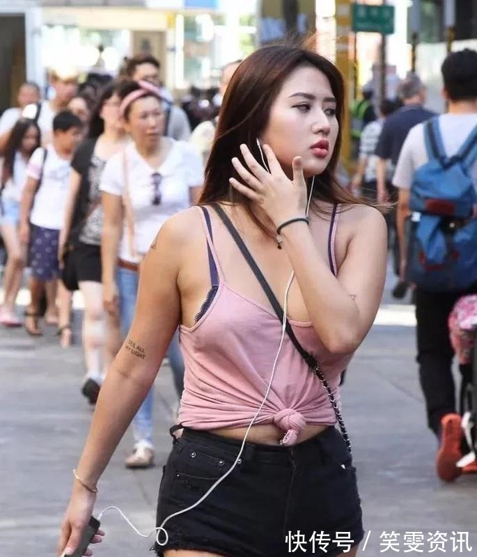 妹纸 微胖的小姐姐身穿牛仔短裤大秀小粗腿, 肥而不腻!