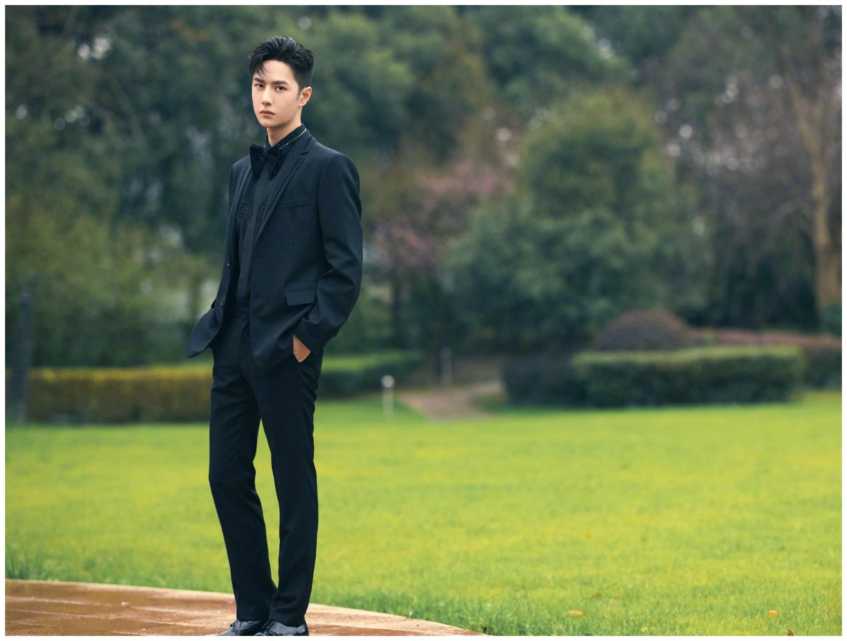 王一博与丁真合照颜值被吊打，虽然又瘦又高，但合照真的没赢