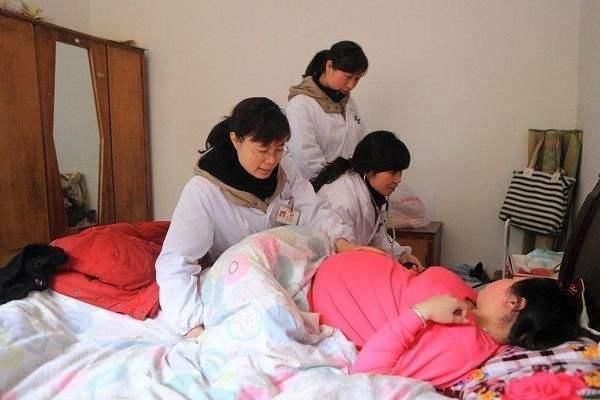 丈夫|产妇深夜生二胎,女儿独身在产房外等候问其原因后心里不是滋味