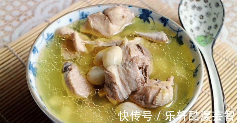 炖鸡汤|秋天多喝汤,炖鸡汤时记住“2窍门”,鸡汤清亮不黑,鲜香味美