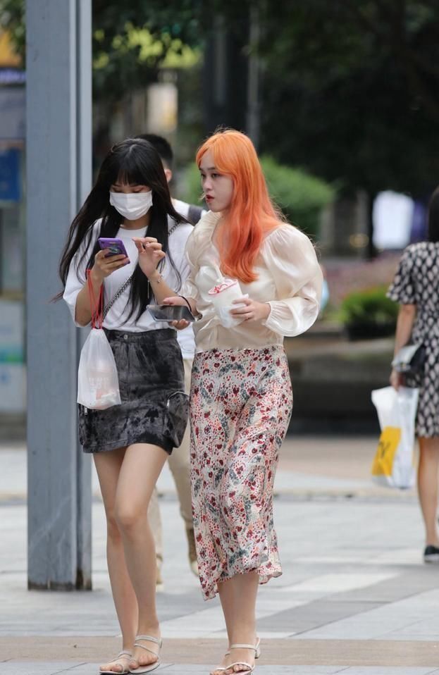 街拍|街拍美女：气质小姐姐，这样的穿真好看，搭配出气质美
