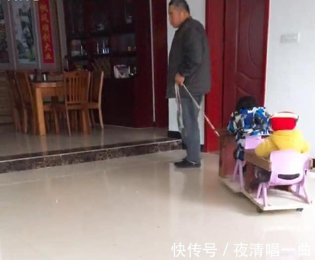 外公自制“遛娃神器”,两个萌娃十分享受,亲妈直呼机智!