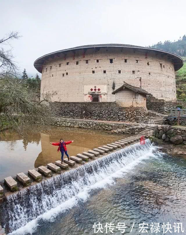 这座700年土楼，廊柱居然东歪西斜，第5层还用于放棺木