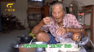 百岁老人用食盐刷牙，满口牙齿都是原装，啃起鸡脚毫不费力