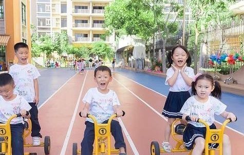 妈妈|爸爸姓钱,给孩子起的名字,妈妈在幼儿园喊了几声后,脸通红了