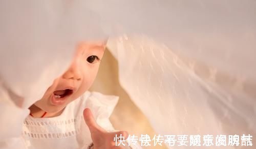 好奇心|三个月大的宝宝边喝母乳,边用手推妈妈,他想表达什么呢?