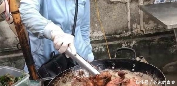 学校附近|大妈校门口卖“稀罕”小吃,10元1个,营养美味,每次需排长队买