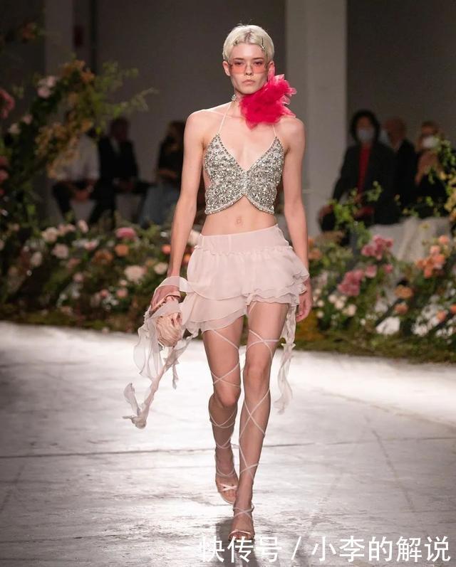 米兰时装周线下T台回归,Blumarine2021春夏系列演绎浪漫时装盛宴