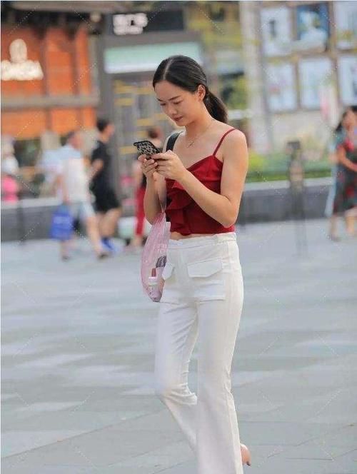 小姐姐 瑜伽裤穿搭在视觉上,总是给人享受,减龄效果相当不错艳压完胜