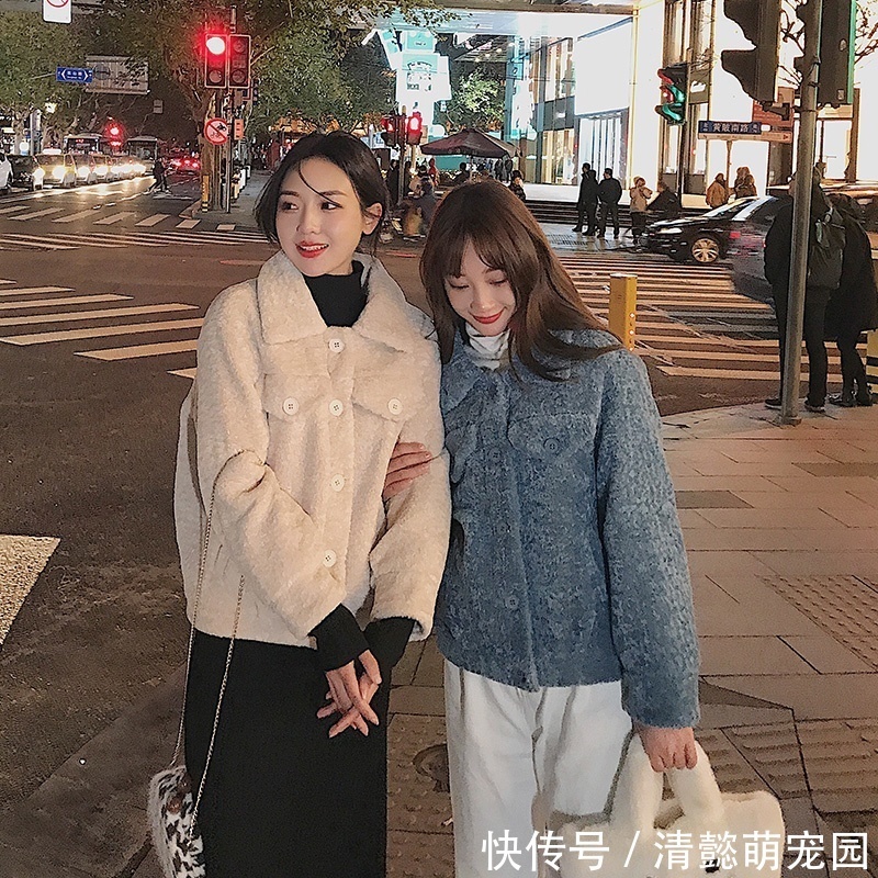 女人味 今年流行这么穿:羊羔毛外套阔腿裤,配短靴,别说,简直美上天