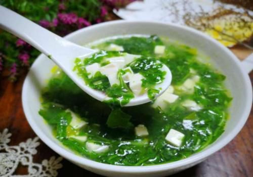 春季，遇见这野菜别错过，简单煮一煮，等于“补钙汤”，补钙长个头