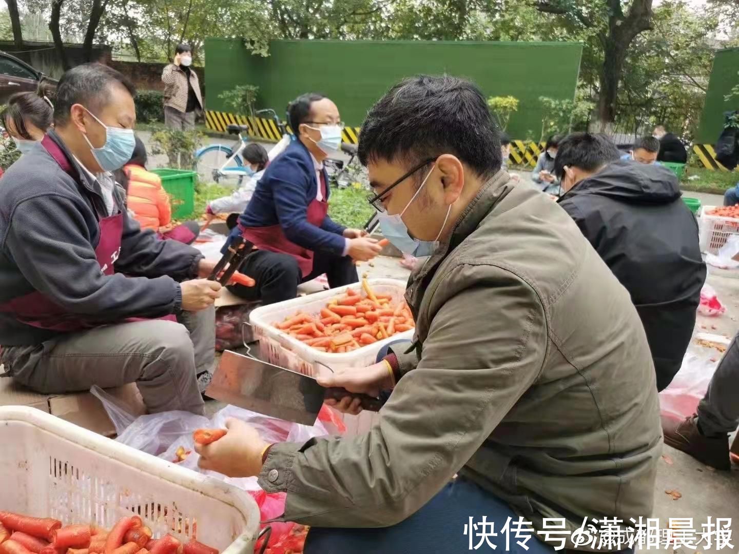 成理|博导、教授择菜打饭！成都理工大学“帮厨天团”火了