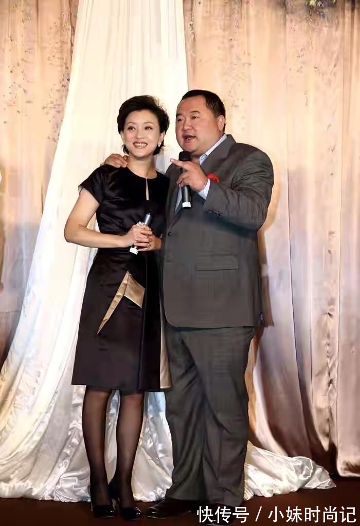 连衣裙|杨澜:腹有诗书气自华,一袭黑色斜肩连衣裙高级洋气,气质端庄