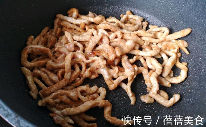 炒肉丝,只会腌制不行,需掌握2个技巧,否则容易粘锅、发硬