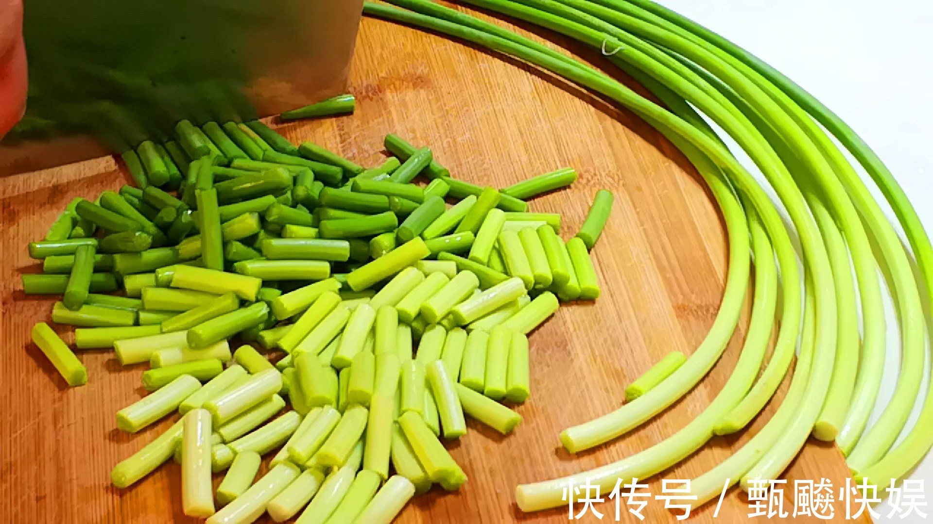 爆炒|炒蒜苔,最忌切完直接炒,大厨教你一妙招,蒜苔又脆又绿、更入味