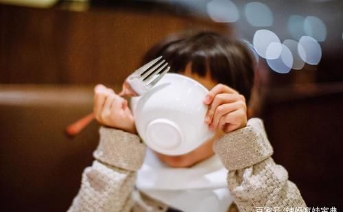 孩子|孩子熟睡后总爱“满床打滚”?背后的原因都在这里,宝妈要当心!