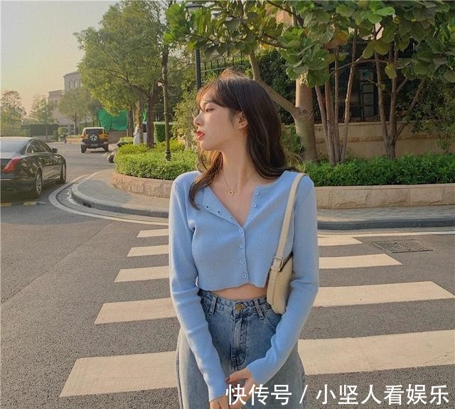 花色 把你的卫衣收起来吧!今年流行穿“奶奶衫”,百搭显瘦还特时髦