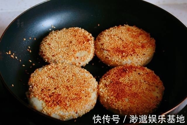 芝麻酱|酥到掉渣的烧饼,平底锅就能做,每次一斤面,咸香酥脆,出锅必光