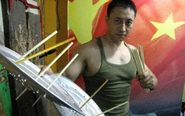 李旭：時(shí)薪28萬、能用筷子擊穿3厘米鋼板，巴菲特點(diǎn)名讓他護(hù)衛(wèi)