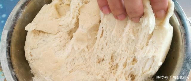 揉成光滑|蒸馒头时酵母别直接放,多加这一步,蒸出来的馒头又白又大又劲道