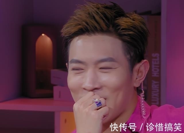 心动的信号:女1手链断了,男1烦躁不安,随后在车内向橙子表白
