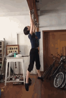 |搞笑动图:上一秒很帅,下一秒很疼!