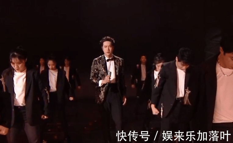 王一博跨年表演实力在线,却敌不过“脸肿”差评,更有粉丝脱粉