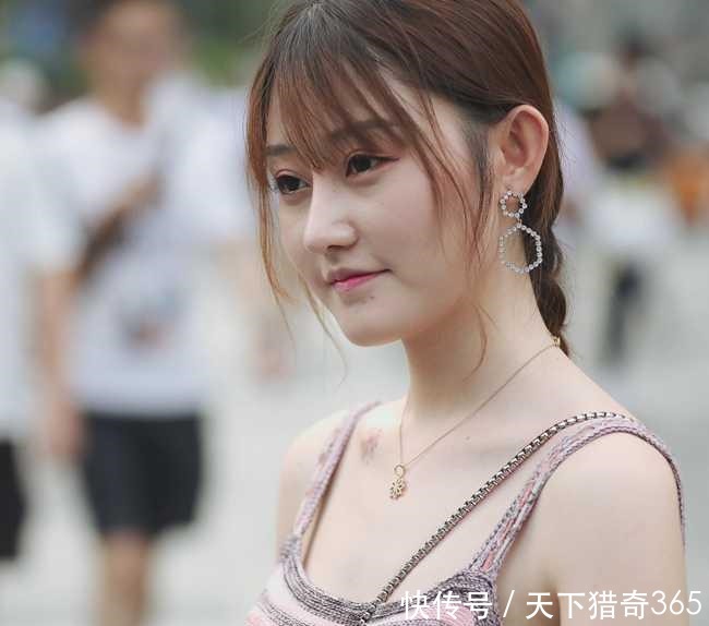 姑娘别嘟着嘴，笑起来多好看啊！