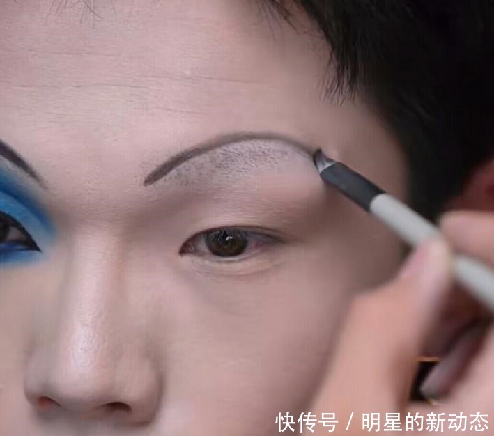 大哥|素颜大哥仿妆红皇后,开始皮肤还挺不错,看到最后是吃多了吗