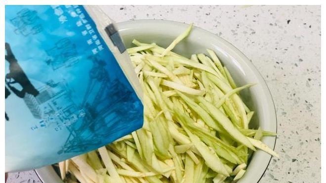 天热了,茄子别再炒着吃,试试这种吃法,不炒不蒸,一大盘不够吃