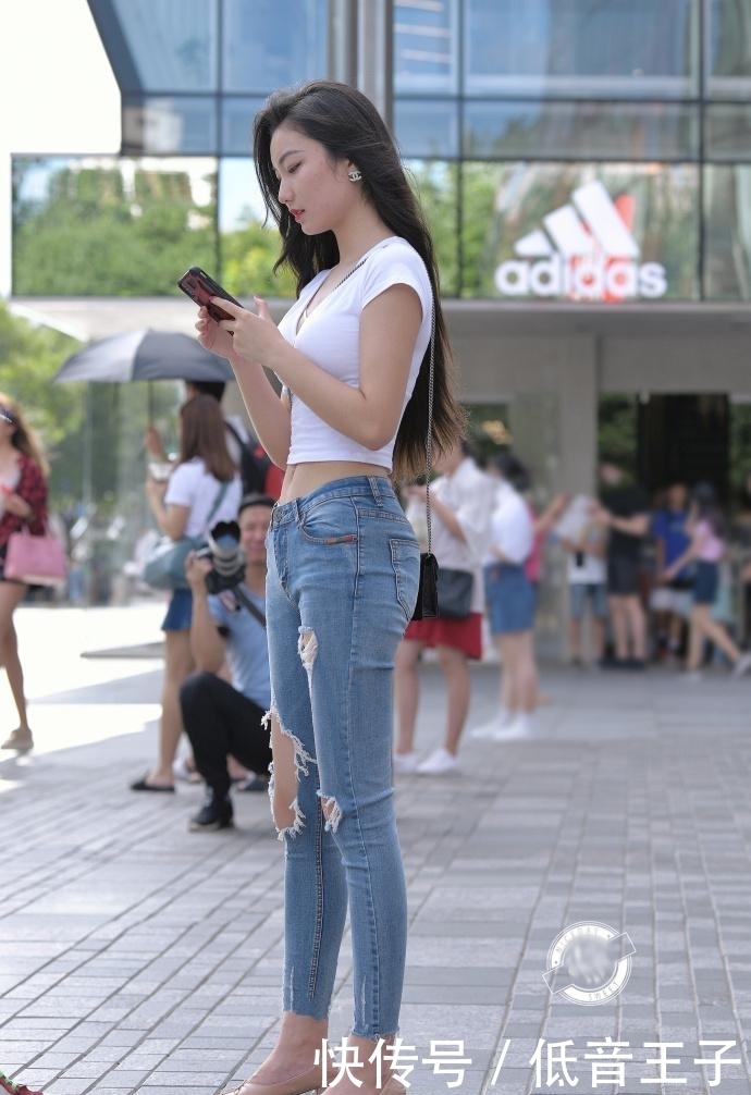  牛仔裤|街拍：牛仔裤的穿搭，将成熟的韵味展现出来！