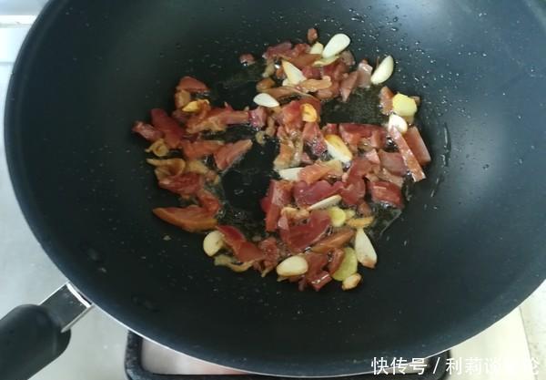 這菜簡單炒5分鐘就好,好吃還降火,晚餐隔三差五吃,體重嗖嗖降