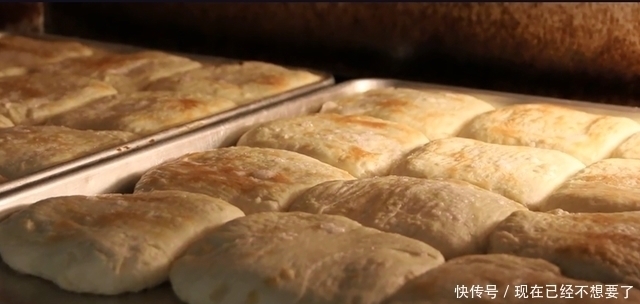 要排队才能吃得上的烧饼，不仅仅是个头大