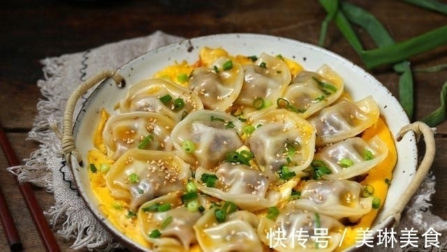 吃饺子不用水煮，加鸡蛋煎一煎，营养翻倍味道好，孩子天天点名要
