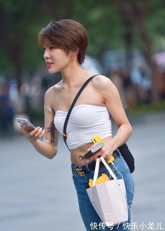 美女 新发型的短发美女,白T恤配牛仔裤,尽显青春活力