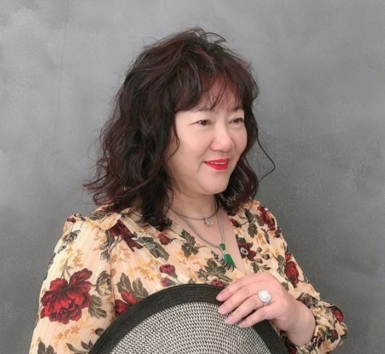 发型 40,50岁女人发型别乱剪,几款流行的中年发型,换对才年轻