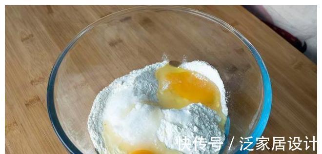 烤盘|红薯最好吃又简单的做法，打入2个鸡蛋，不用加水，出锅金黄诱人