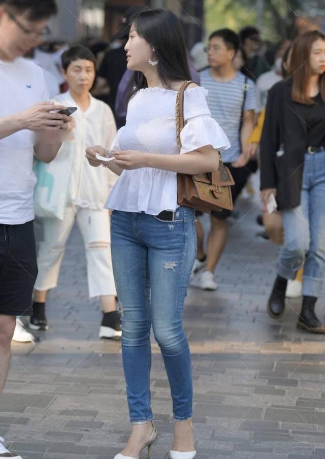 一字肩搭配破洞牛仔裤, 清新自然, 层次分明