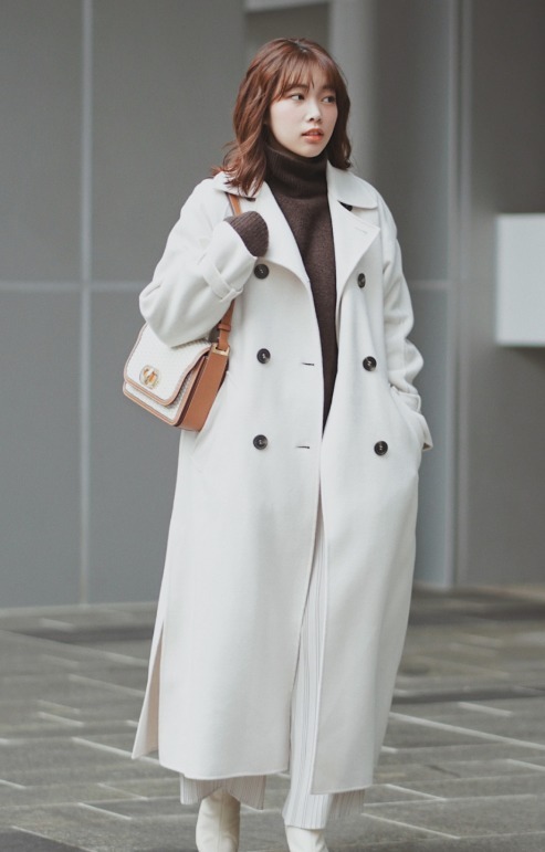 大衣|谁说小个子不能穿大衣?搭配上百褶裙高级洋气,瞬间显高又显瘦!