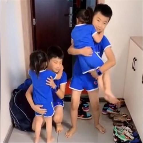 抱抱|双胞胎哥哥放学回家,双胞胎妹妹门口求抱抱,网友:鞋柜放不下了