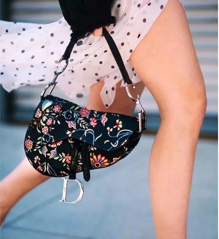 单品|20年前妈妈们穿的衣服又开始流行了复古时尚单品怎么穿才时髦