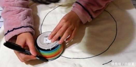 家里不穿的废旧衣服不要扔,照着锅盖剪一剪,超市的要卖一两百!