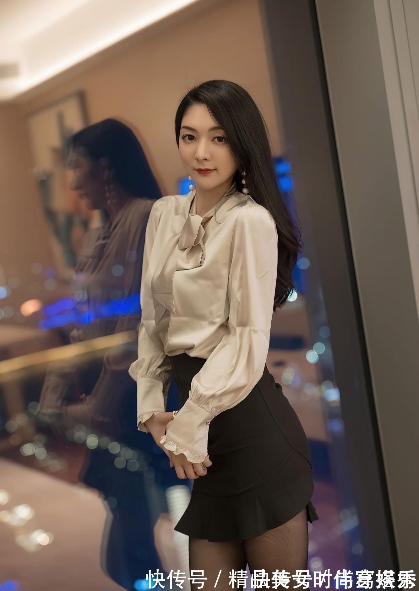 杏色 杏色衬衫搭配黑色高腰半身裙,优雅大方,温婉甜美