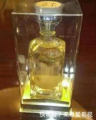 五粮液“永不分梨”酒,整梨是怎么放进去的?